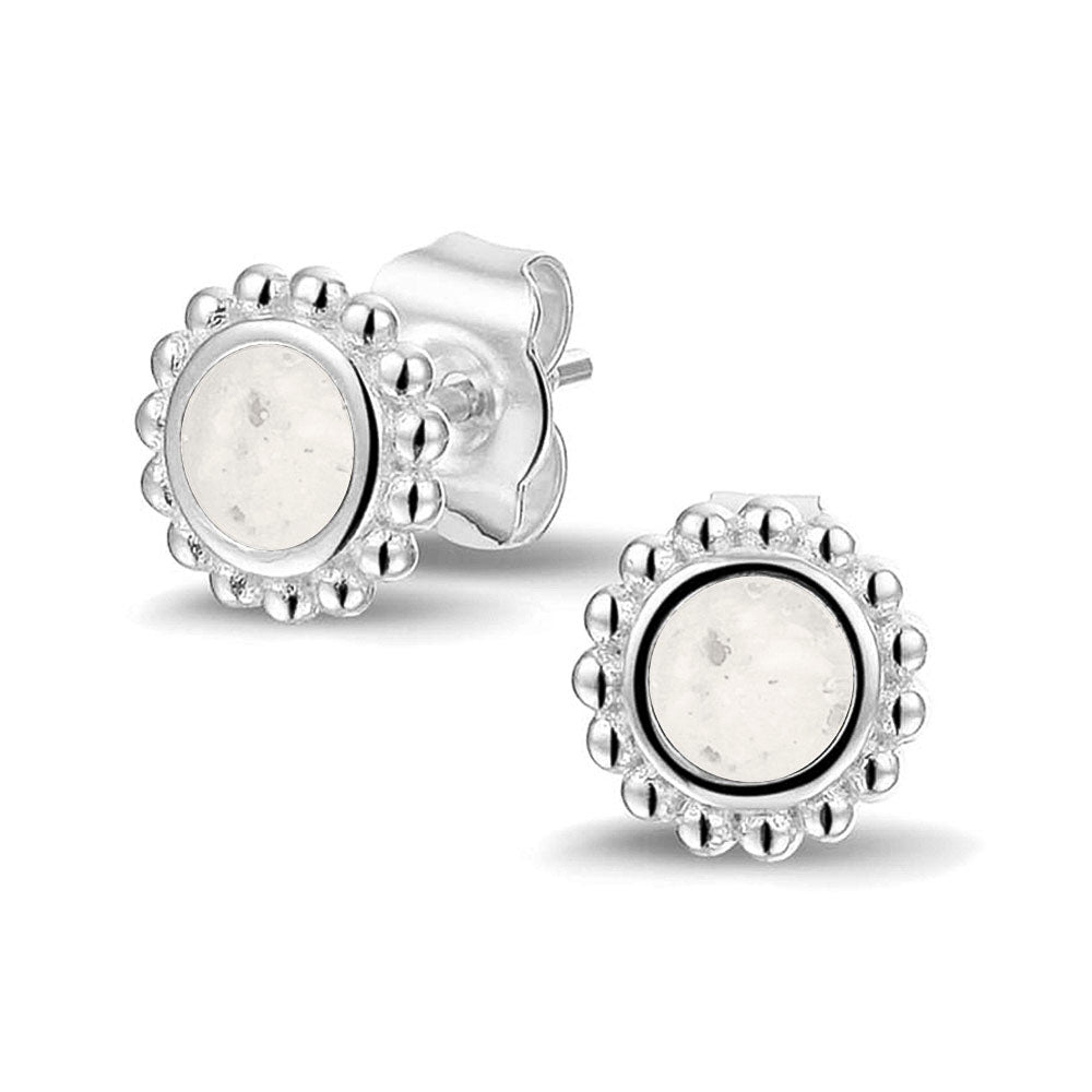Twee stuks ronde oorstekers 8 mm zichtbaar gevuld met as of haar. White