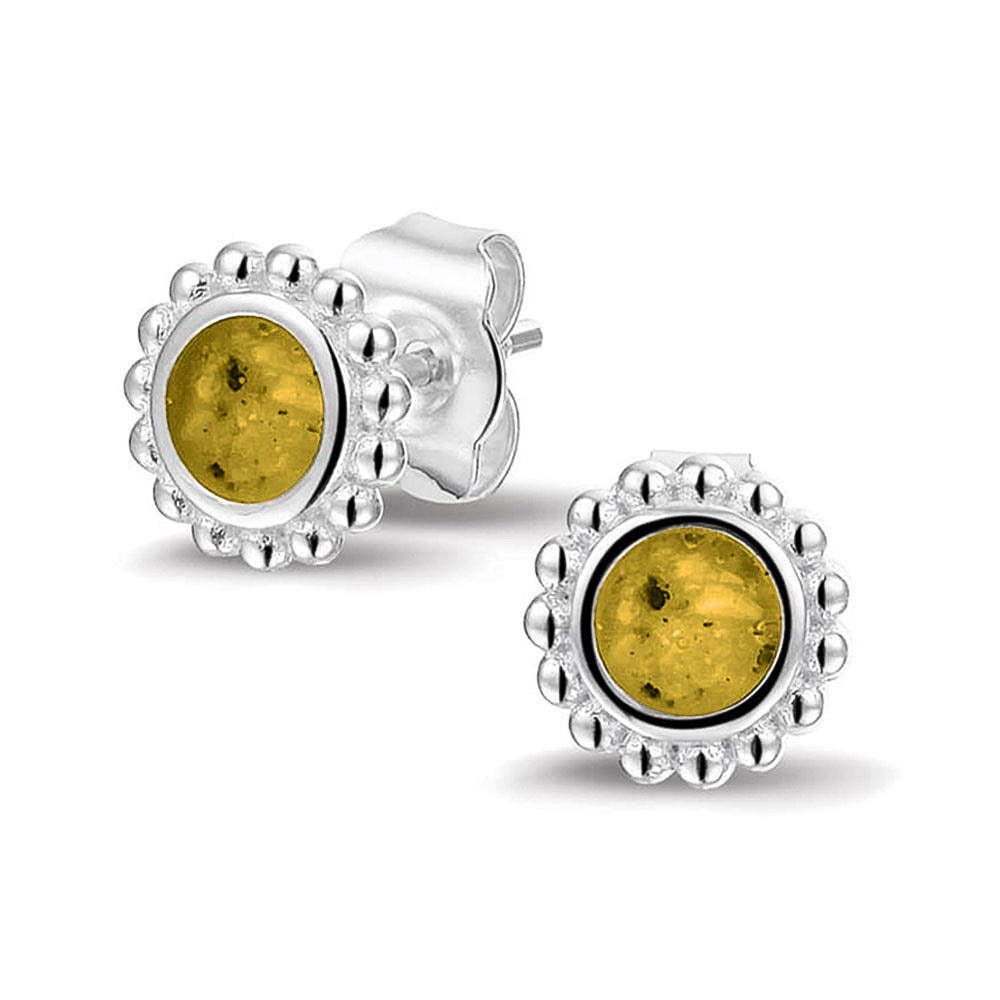 Twee stuks ronde oorstekers 8 mm zichtbaar gevuld met as of haar. Yellow