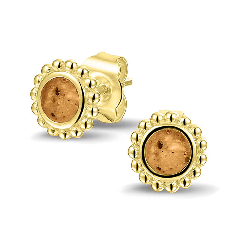 Twee stuks ronde oorstekers 8 mm zichtbaar gevuld met as of haar. Gold