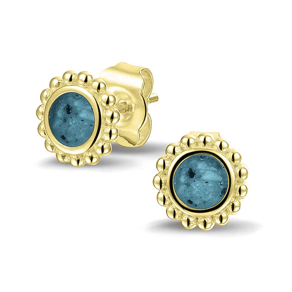 Twee stuks ronde oorstekers 8 mm zichtbaar gevuld met as of haar. Turquoise