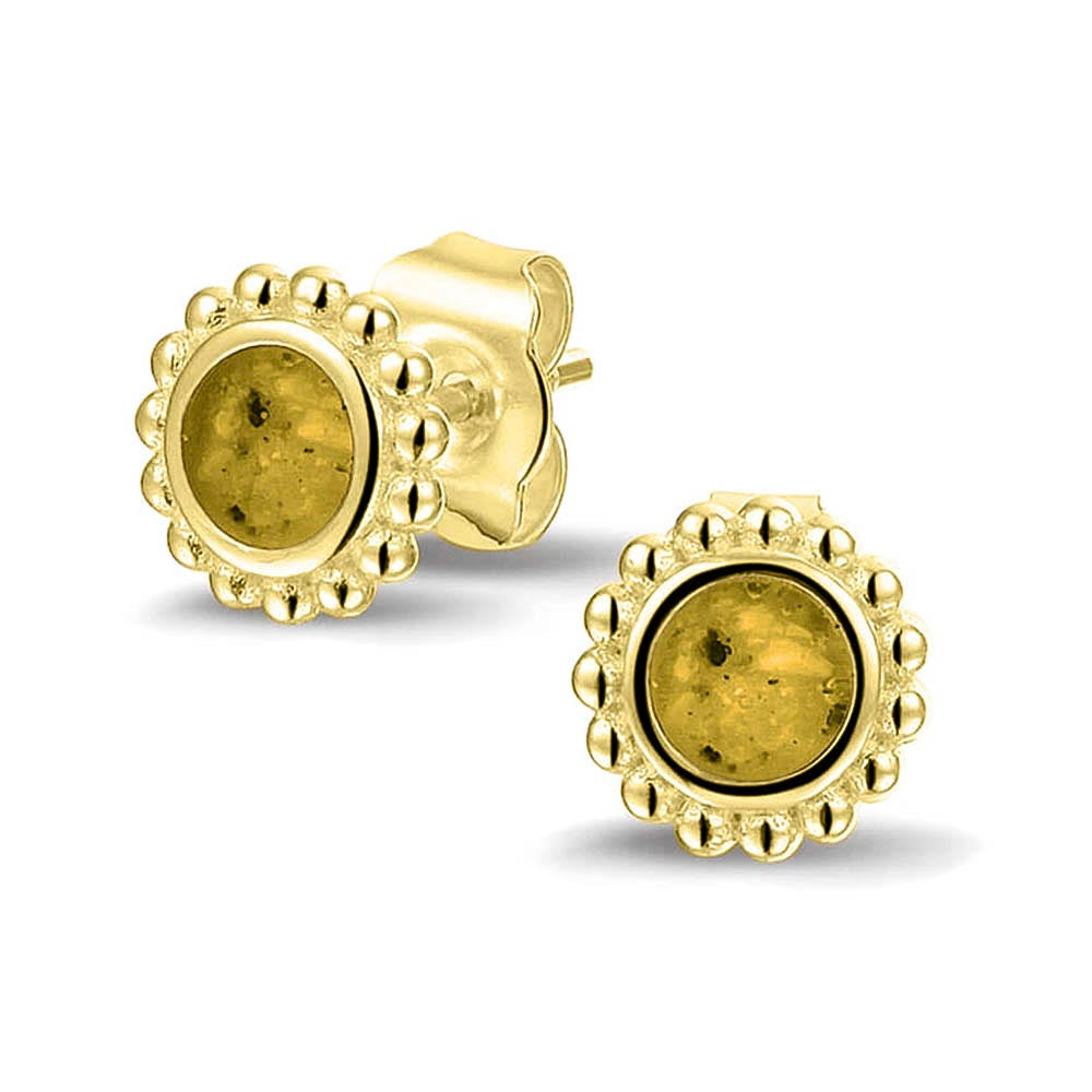 Twee stuks ronde oorstekers 8 mm zichtbaar gevuld met as of haar. Yellow