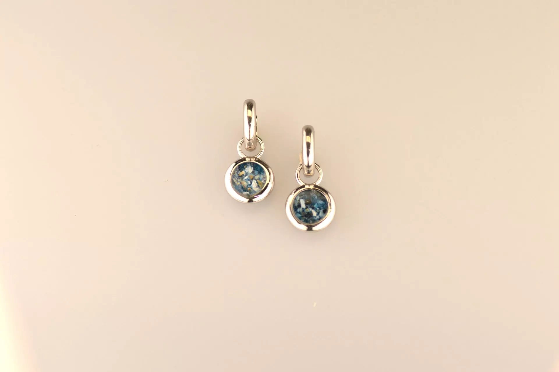 Oorhangers 17 mm lang, aan de voorzijde zichtbaar gevuld met as of haar. Alle