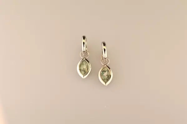 Oorhangers 21 mm lang die aan de voorzijde zichtbaar gevuld worden met as of haar. Alle