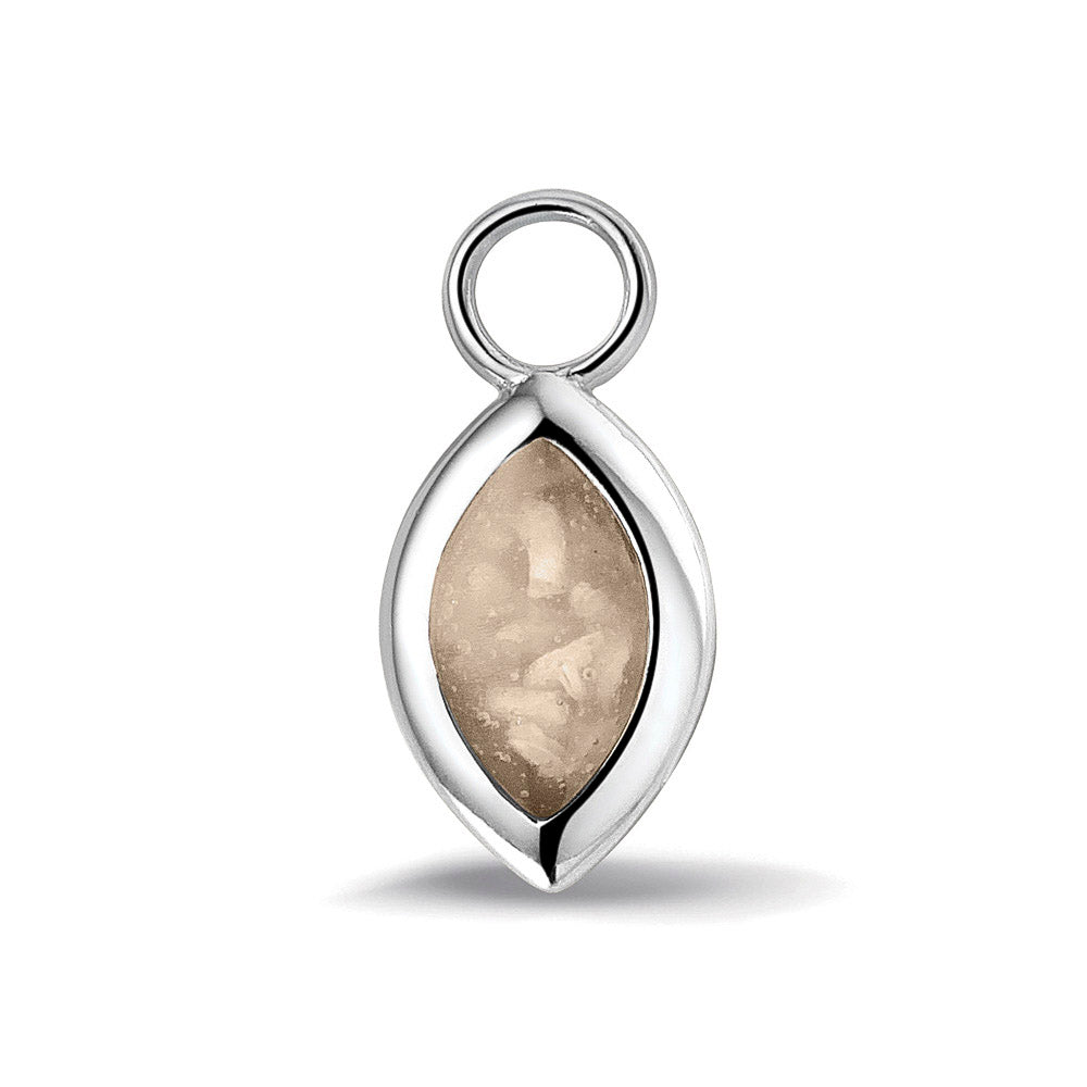 Oorhangers 21 mm lang die aan de voorzijde zichtbaar gevuld worden met as of haar. transparent. 