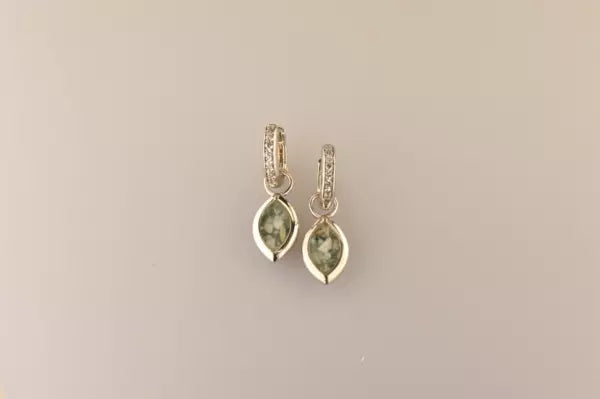 Oorhangers 21 mm lang die aan de voorzijde zichtbaar gevuld worden met as of haar. Alle