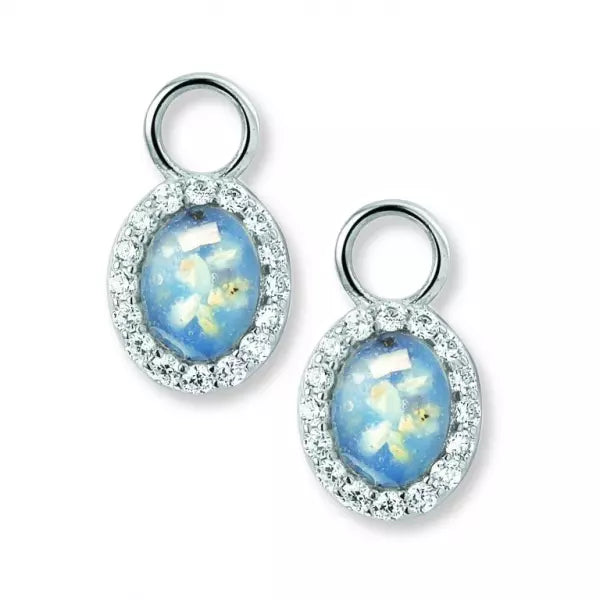 Ovaal gevormde oorhangers, 18 mm lang rondom afgewerkt met zirkonia's, aan de voorzijde zichtbaar gevuld met as of haar. Alle