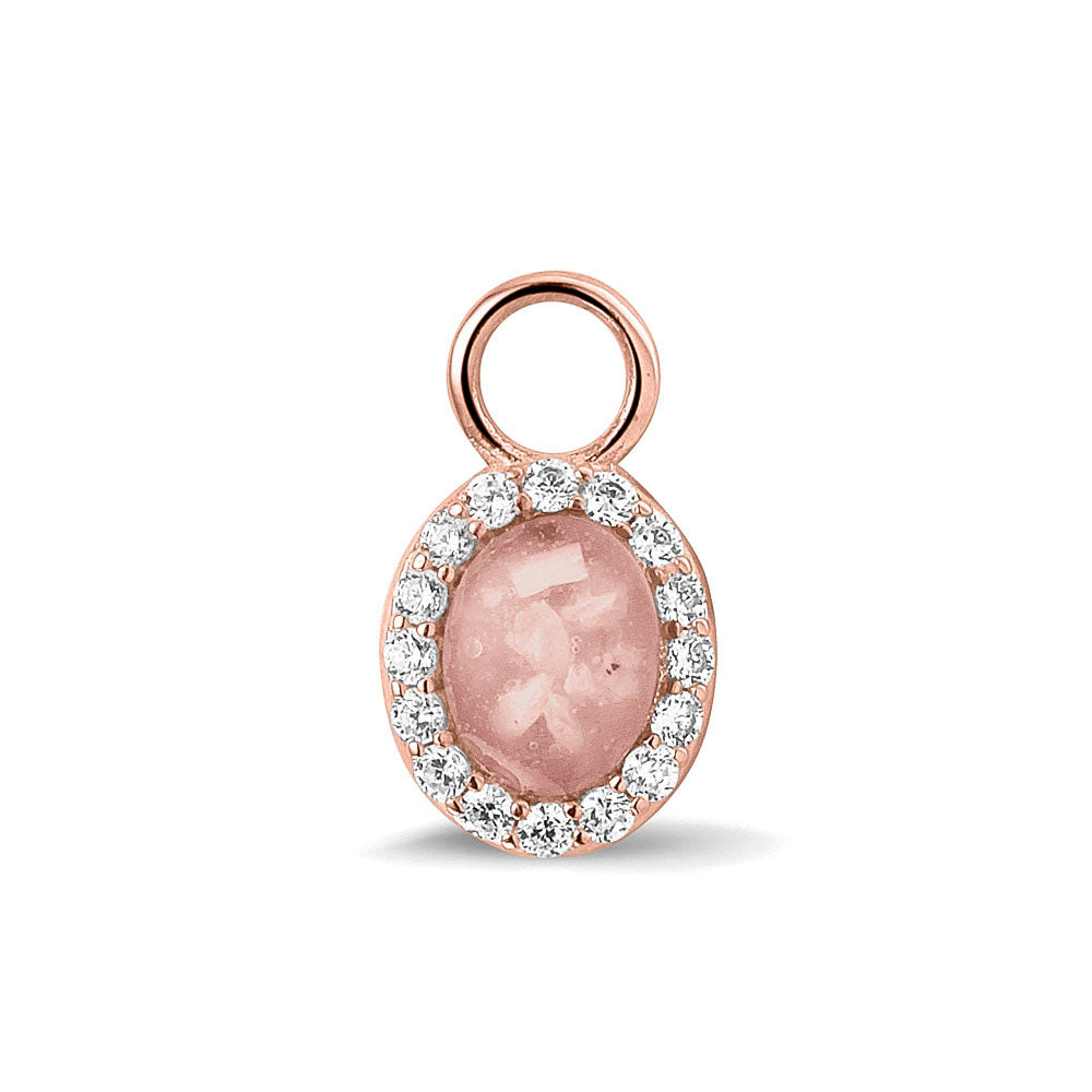 Ovaal gevormde oorhangers, 18 mm lang rondom afgewerkt met zirkonia's, aan de voorzijde zichtbaar gevuld met as of haar.blush .