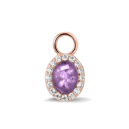 Ovaal gevormde oorhangers, 18 mm lang rondom afgewerkt met zirkonia's, aan de voorzijde zichtbaar gevuld met as of haar. Purple