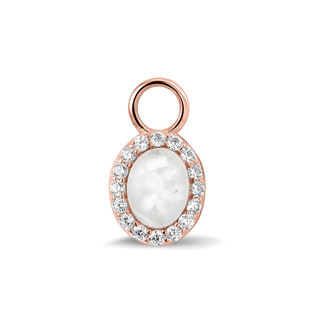 Ovaal gevormde oorhangers, 18 mm lang rondom afgewerkt met zirkonia's, aan de voorzijde zichtbaar gevuld met as of haar.white