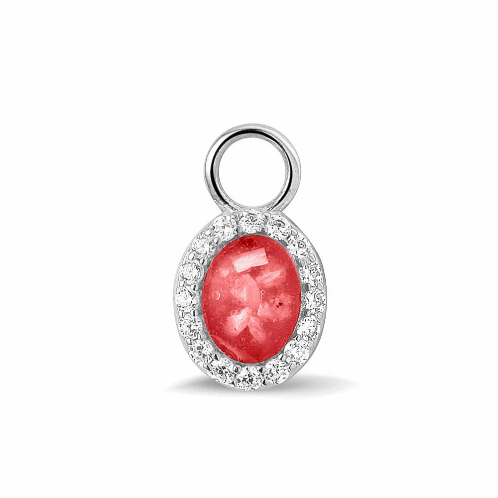 Ovaal gevormde oorhangers, 18 mm lang rondom afgewerkt met zirkonia's, aan de voorzijde zichtbaar gevuld met as of haar.red