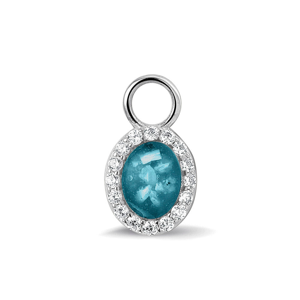 Ovaal gevormde oorhangers, 18 mm lang rondom afgewerkt met zirkonia's, aan de voorzijde zichtbaar gevuld met as of haar. Turquoise