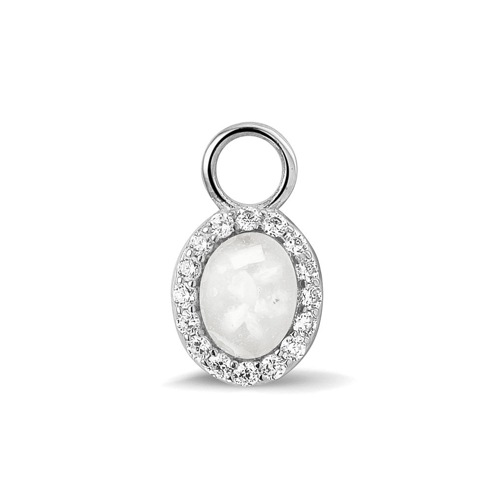 Ovaal gevormde oorhangers, 18 mm lang rondom afgewerkt met zirkonia's, aan de voorzijde zichtbaar gevuld met as of haar.white