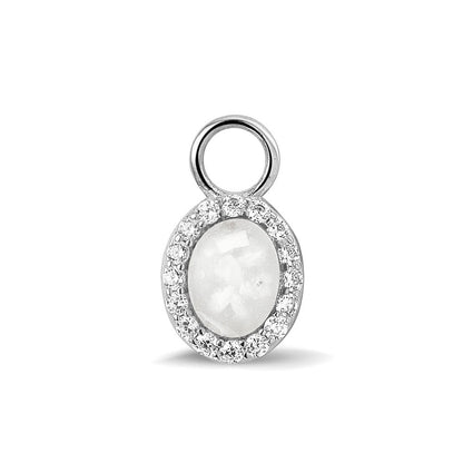 Ovaal gevormde oorhangers, 18 mm lang rondom afgewerkt met zirkonia's, aan de voorzijde zichtbaar gevuld met as of haar.white