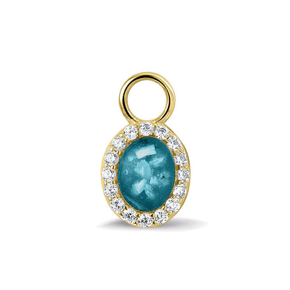 Ovaal gevormde oorhangers, 18 mm lang rondom afgewerkt met zirkonia's, aan de voorzijde zichtbaar gevuld met as of haar. Turquoise