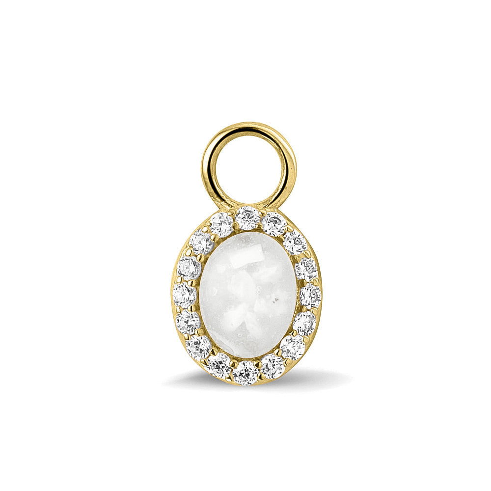 Ovaal gevormde oorhangers, 18 mm lang rondom afgewerkt met zirkonia's, aan de voorzijde zichtbaar gevuld met as of haar.white
