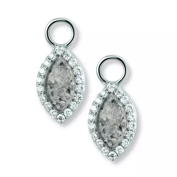 Oorhangers 21 mm lang,rondom afgewerkt met zirkonia's  aan de voorzijde zichtbaar gevuld met as of haar. Alle