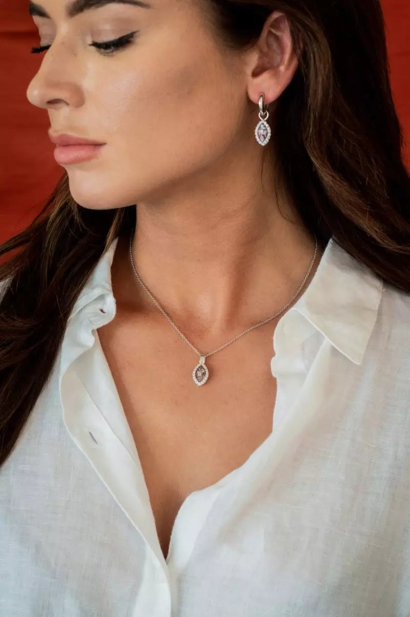 Oorhangers 21 mm lang,rondom afgewerkt met zirkonia's  aan de voorzijde zichtbaar gevuld met as of haar. Alle