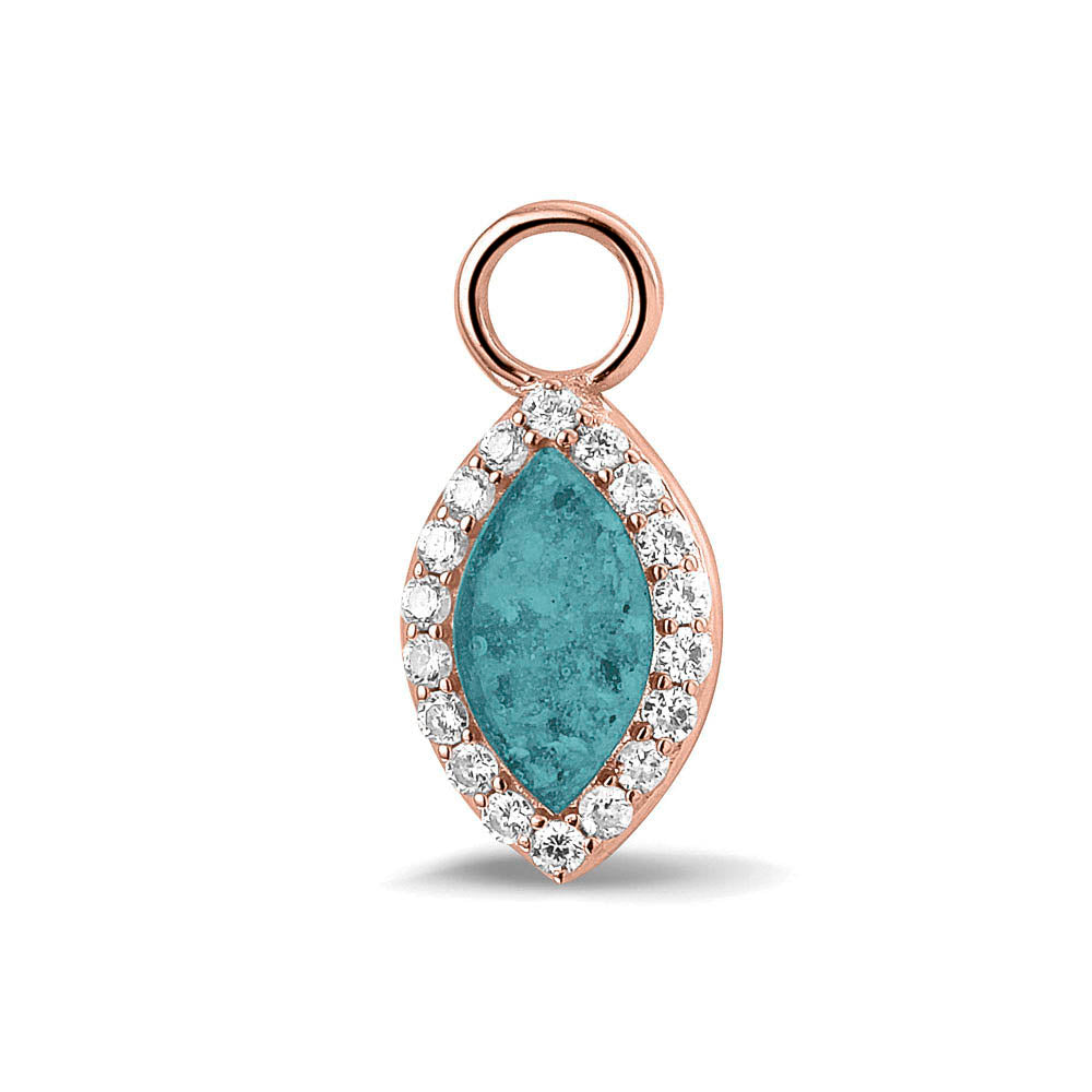 Oorhangers 21 mm lang,rondom afgewerkt met zirkonia's  aan de voorzijde zichtbaar gevuld met as of haar. Aqua