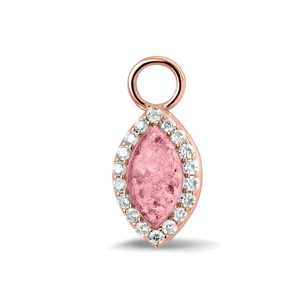 Oorhangers 21 mm lang,rondom afgewerkt met zirkonia's  aan de voorzijde zichtbaar gevuld met as of haar. Soft