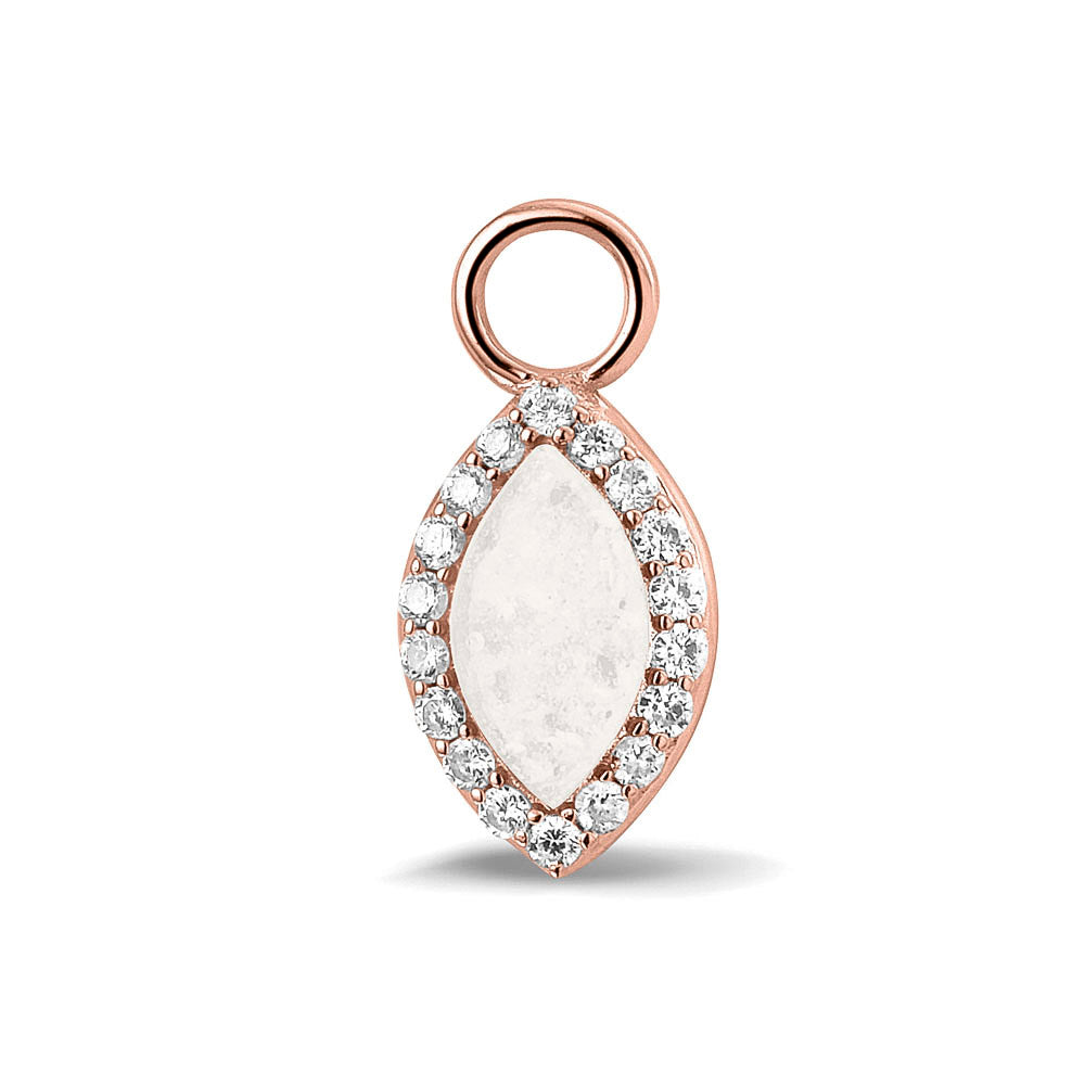 Oorhangers 21 mm lang,rondom afgewerkt met zirkonia's  aan de voorzijde zichtbaar gevuld met as of haar. White