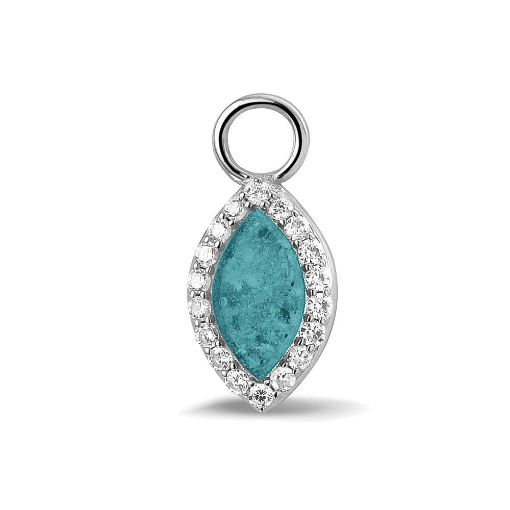 Oorhangers 21 mm lang,rondom afgewerkt met zirkonia's  aan de voorzijde zichtbaar gevuld met as of haar. Aqua