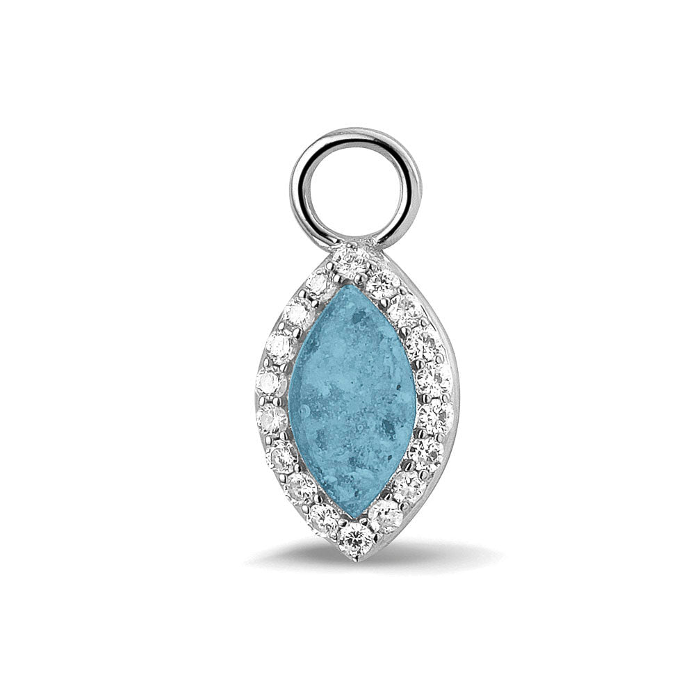 Oorhangers 21 mm lang,rondom afgewerkt met zirkonia's  aan de voorzijde zichtbaar gevuld met as of haar. Baby