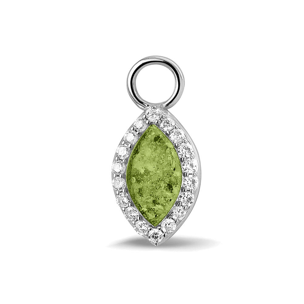 Oorhangers 21 mm lang,rondom afgewerkt met zirkonia's  aan de voorzijde zichtbaar gevuld met as of haar. Green