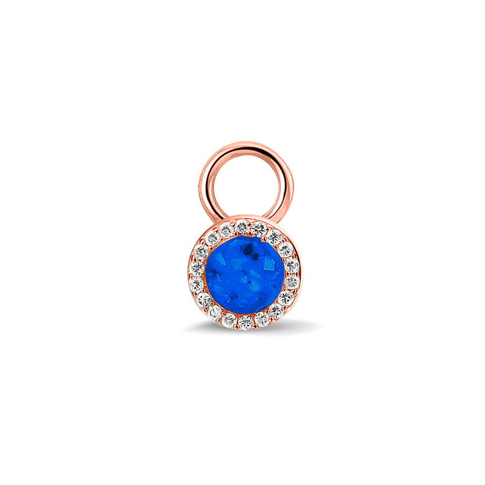 Oorhangers 8 mm diameter, rondom afgewerkt met zirkonia's, aan de voorzijde zichtbaar gevuld met as of haar. Blue