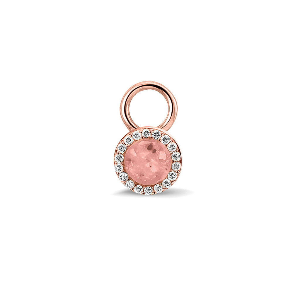 Oorhangers 8 mm diameter, rondom afgewerkt met zirkonia's, aan de voorzijde zichtbaar gevuld met as of haar. Blush