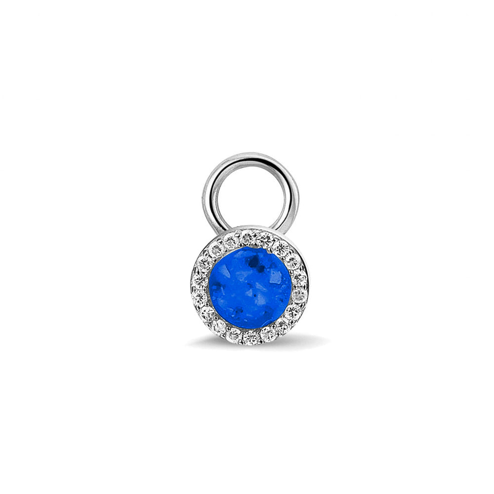 Oorhangers 8 mm diameter, rondom afgewerkt met zirkonia's, aan de voorzijde zichtbaar gevuld met as of haar. Blue