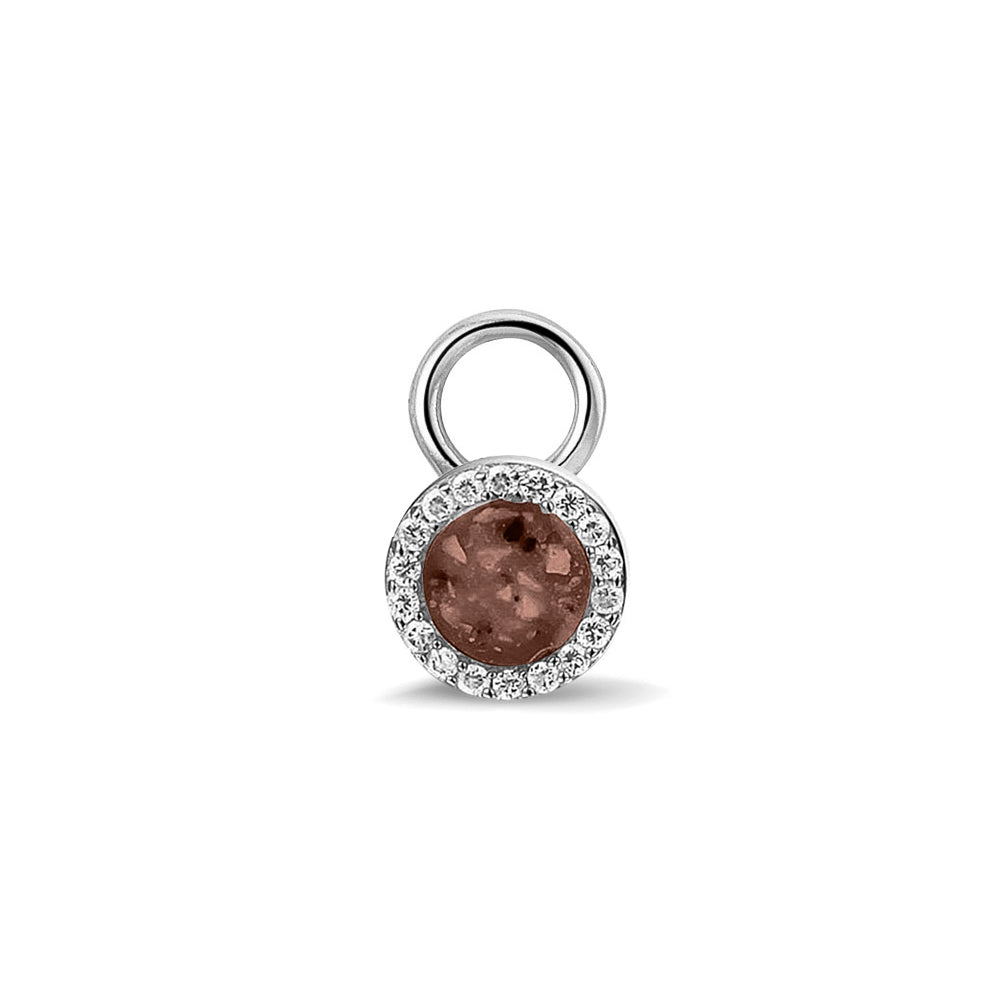 Oorhangers 8 mm diameter, rondom afgewerkt met zirkonia's, aan de voorzijde zichtbaar gevuld met as of haar. Brown