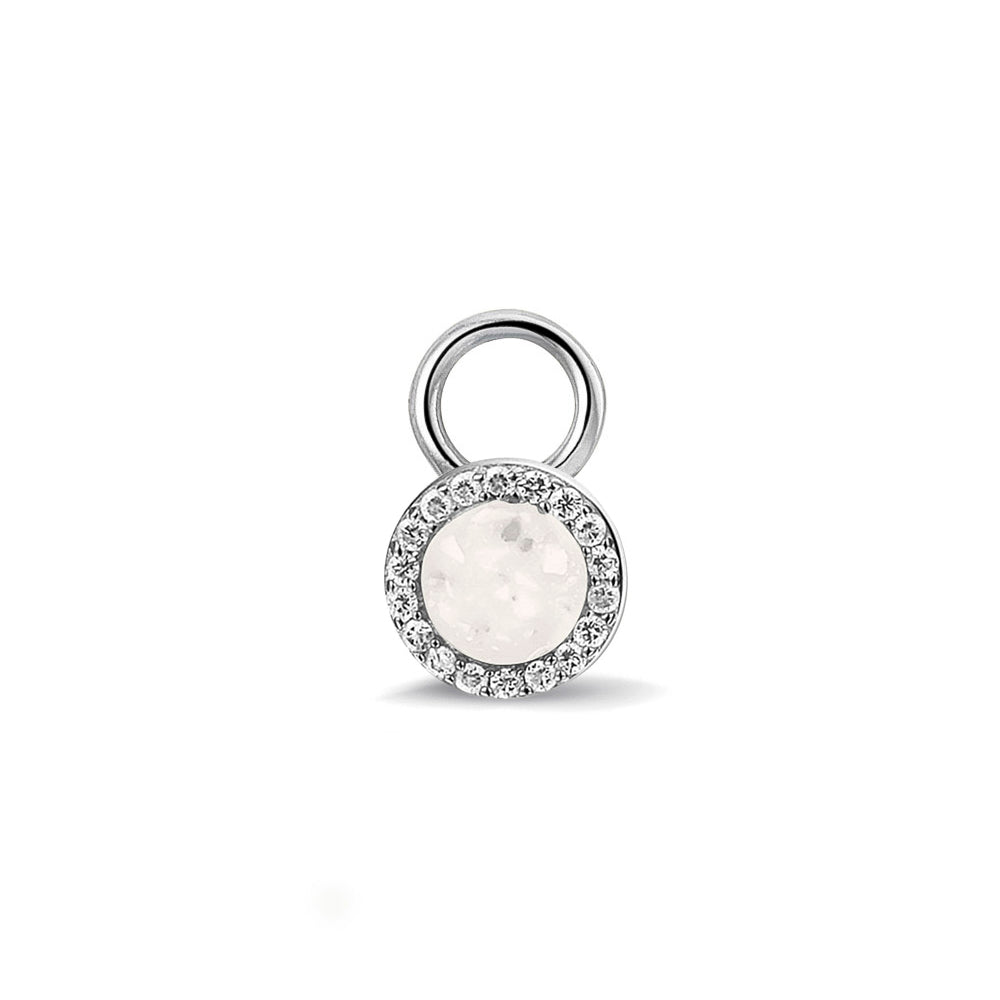 Oorhangers 8 mm diameter, rondom afgewerkt met zirkonia's, aan de voorzijde zichtbaar gevuld met as of haar. White.