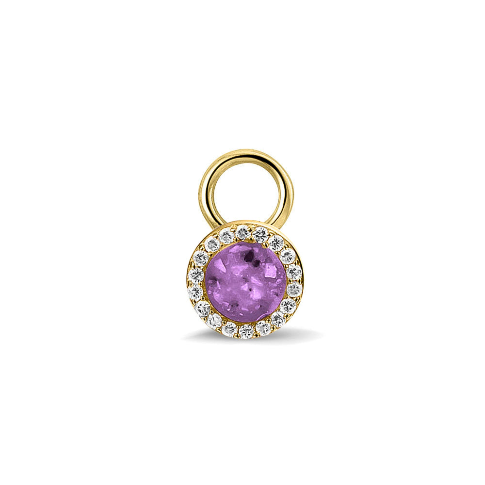 Oorhangers 8 mm diameter, rondom afgewerkt met zirkonia's, aan de voorzijde zichtbaar gevuld met as of haar. Purple
