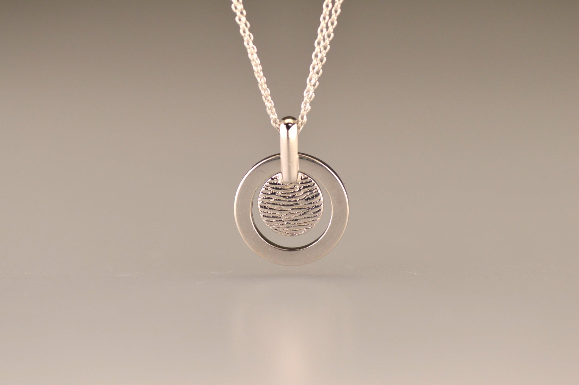 Hanger voorzien van een vingerafdruk uit collectie gedenksieraden,alle
