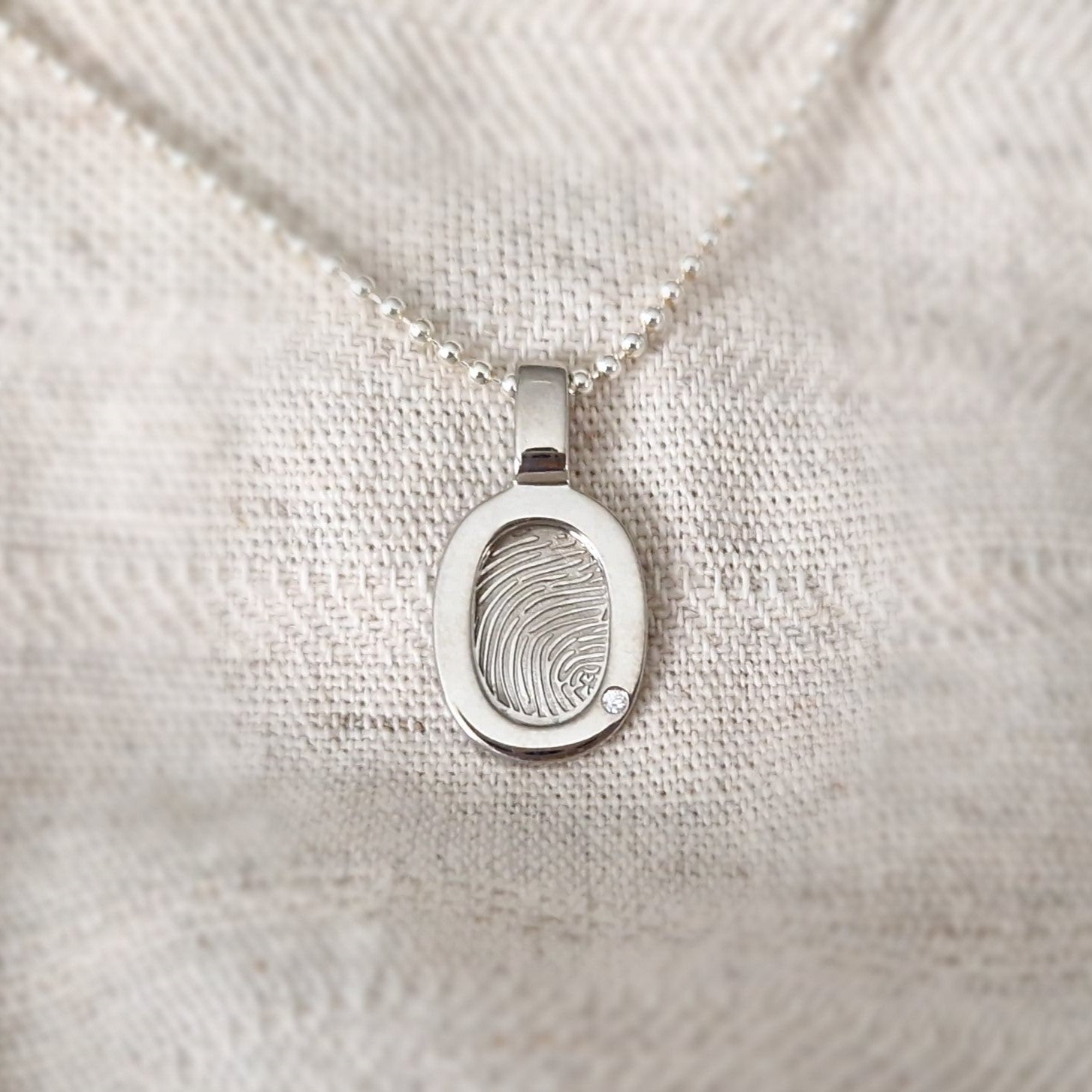 Hanger voorzien van een vingerafdruk uit collectie gedenksieraden.alle