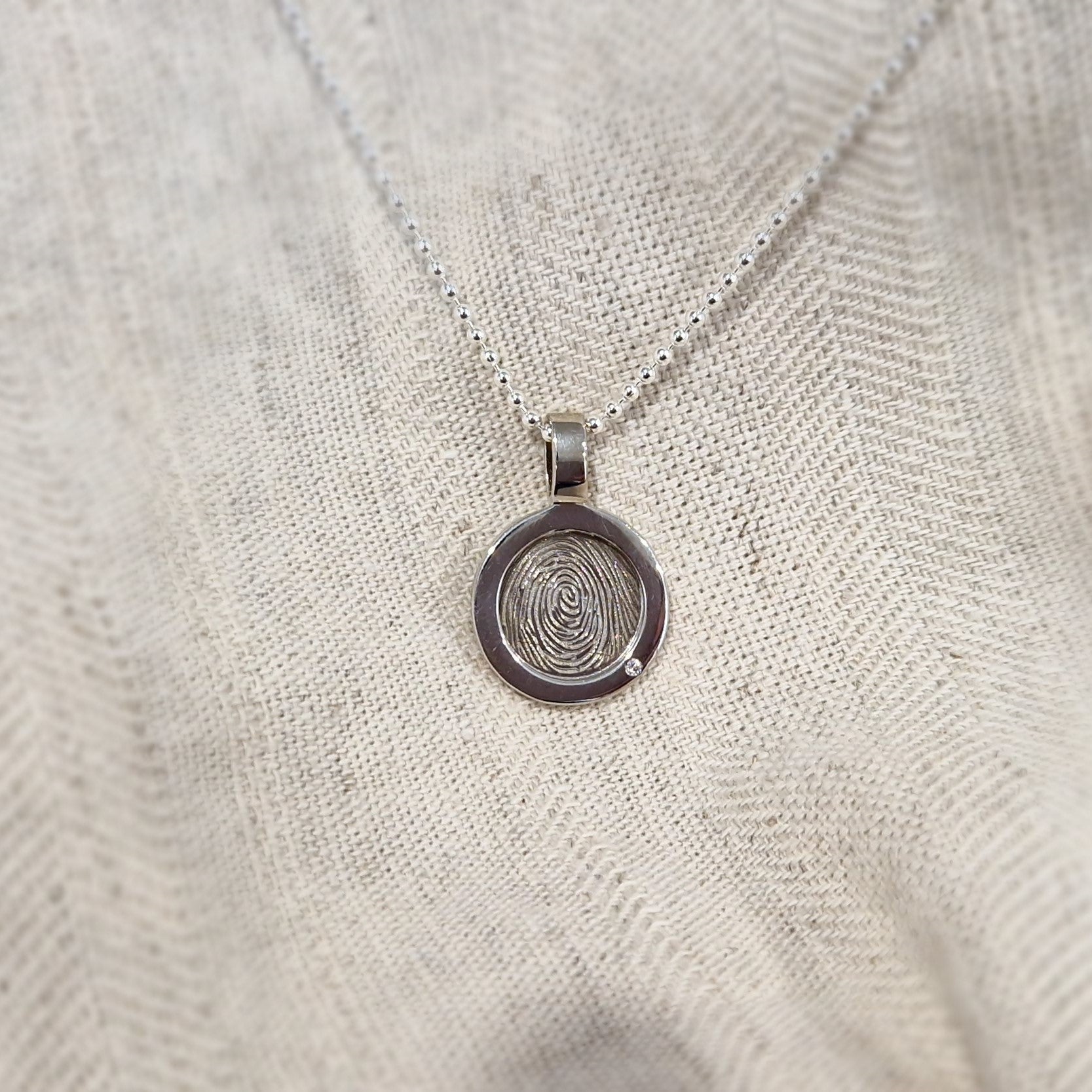 Hanger voorzien van een vingerafdruk uit collectie gedenksieraden.alle