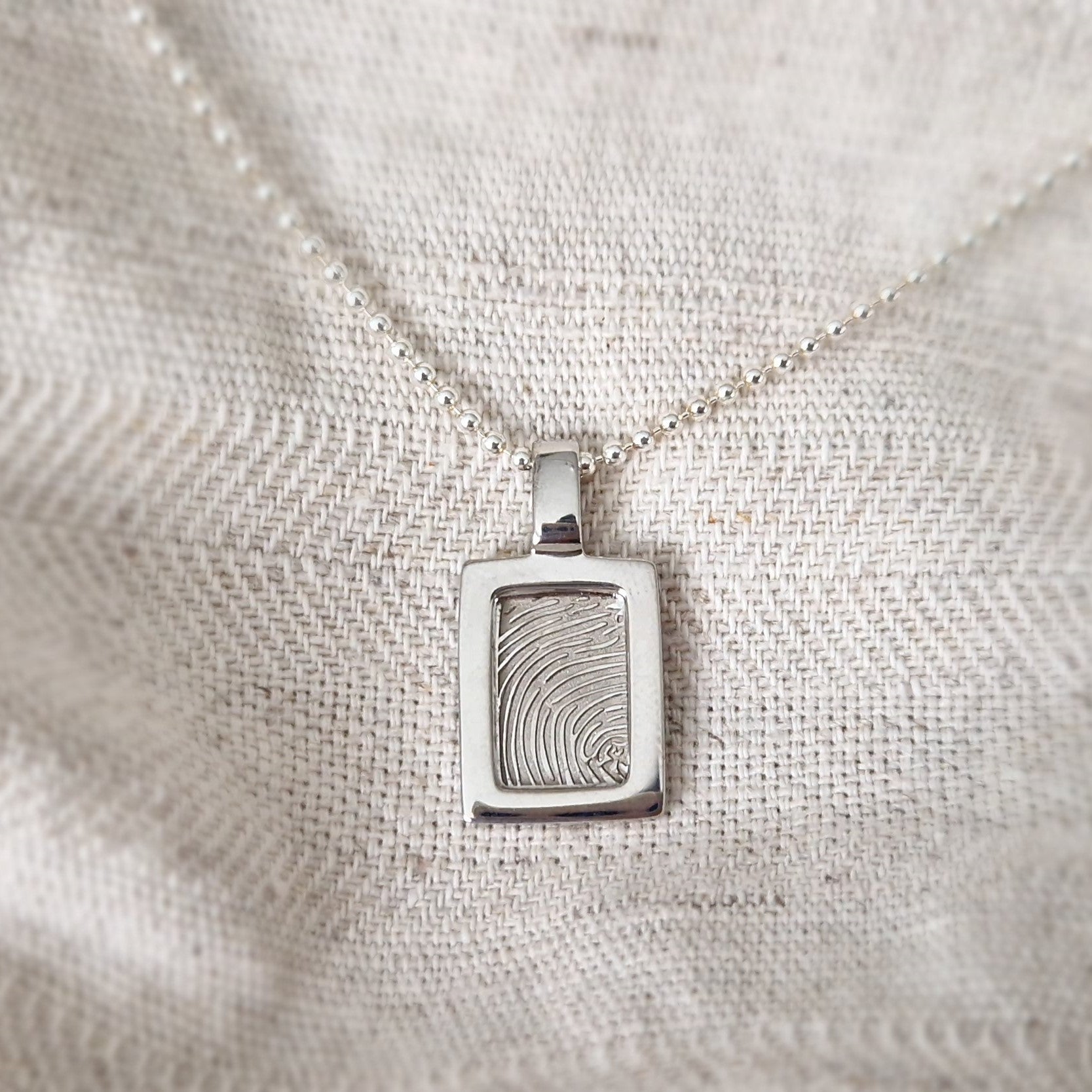 Hanger voorzien van een vingerafdruk uit collectie gedenksieraden.alle