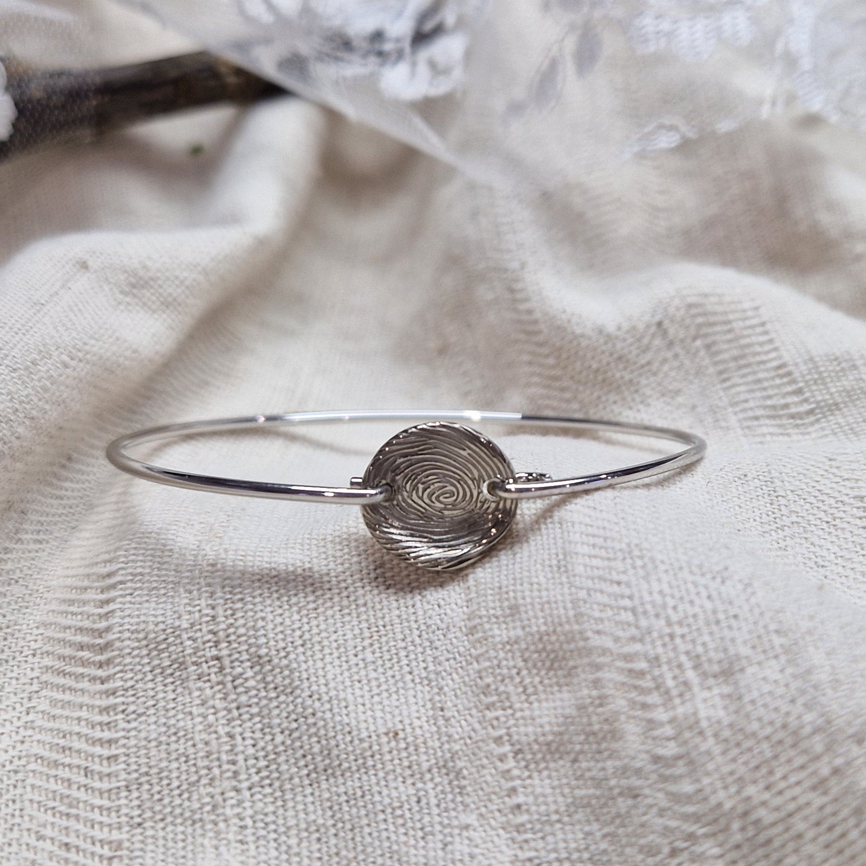 Zilveren armband met zilveren muntje en gelaserde vingerafdruk