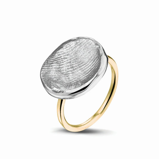 Gouden ring 1.6 mm breed met een iets hollend rond vlak aan de bovenzijde voorzien van een natuurlijke zilveren vingerafdruk. 