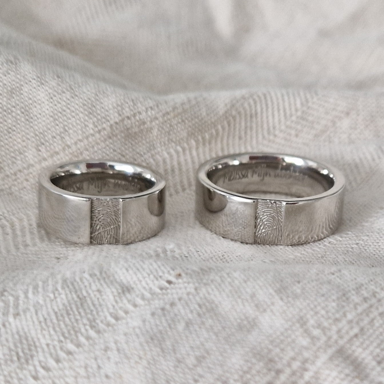 Ring 8 mm met een rechthoekig vlakje aan de voorzijde voorzien van een vingerafdruk. Alle