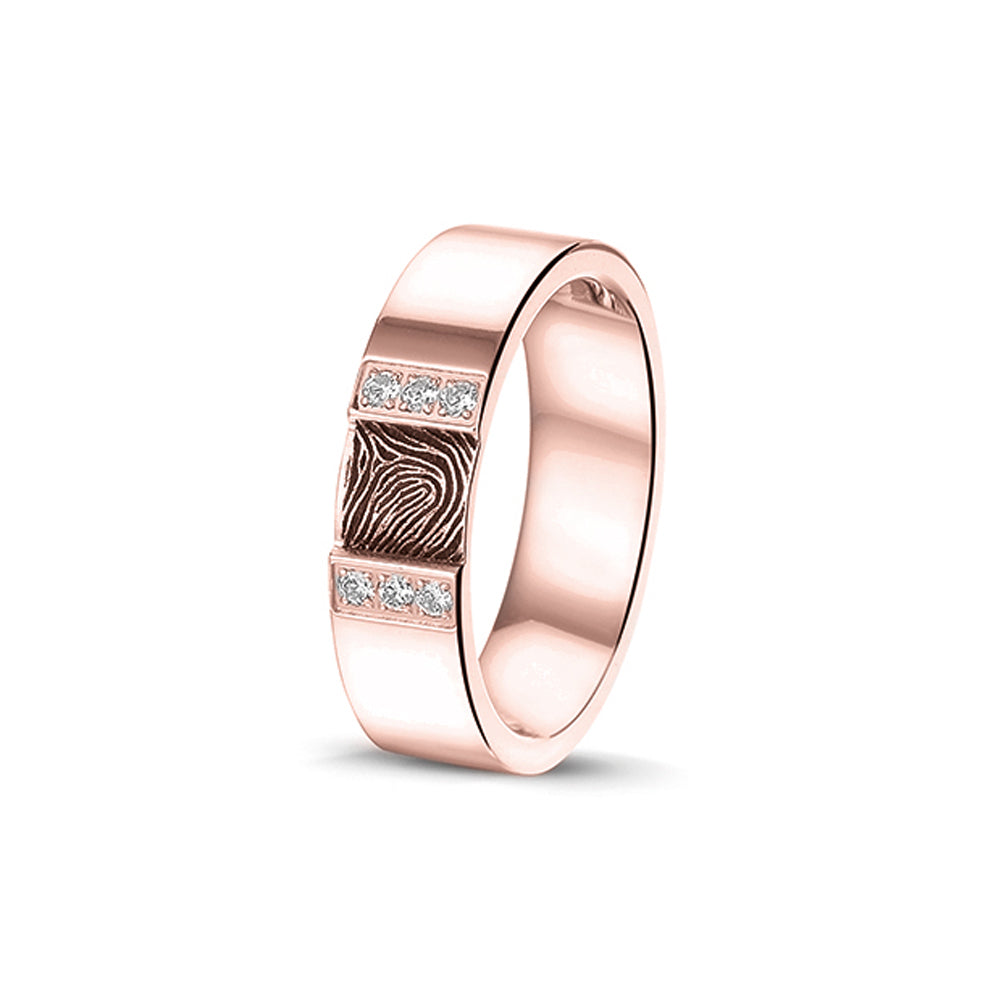 Ring 6 mm aan de bovenzijde voorzien van een vingerafdruk, aan beide zijdes afgewerkt met zirkonia's.  