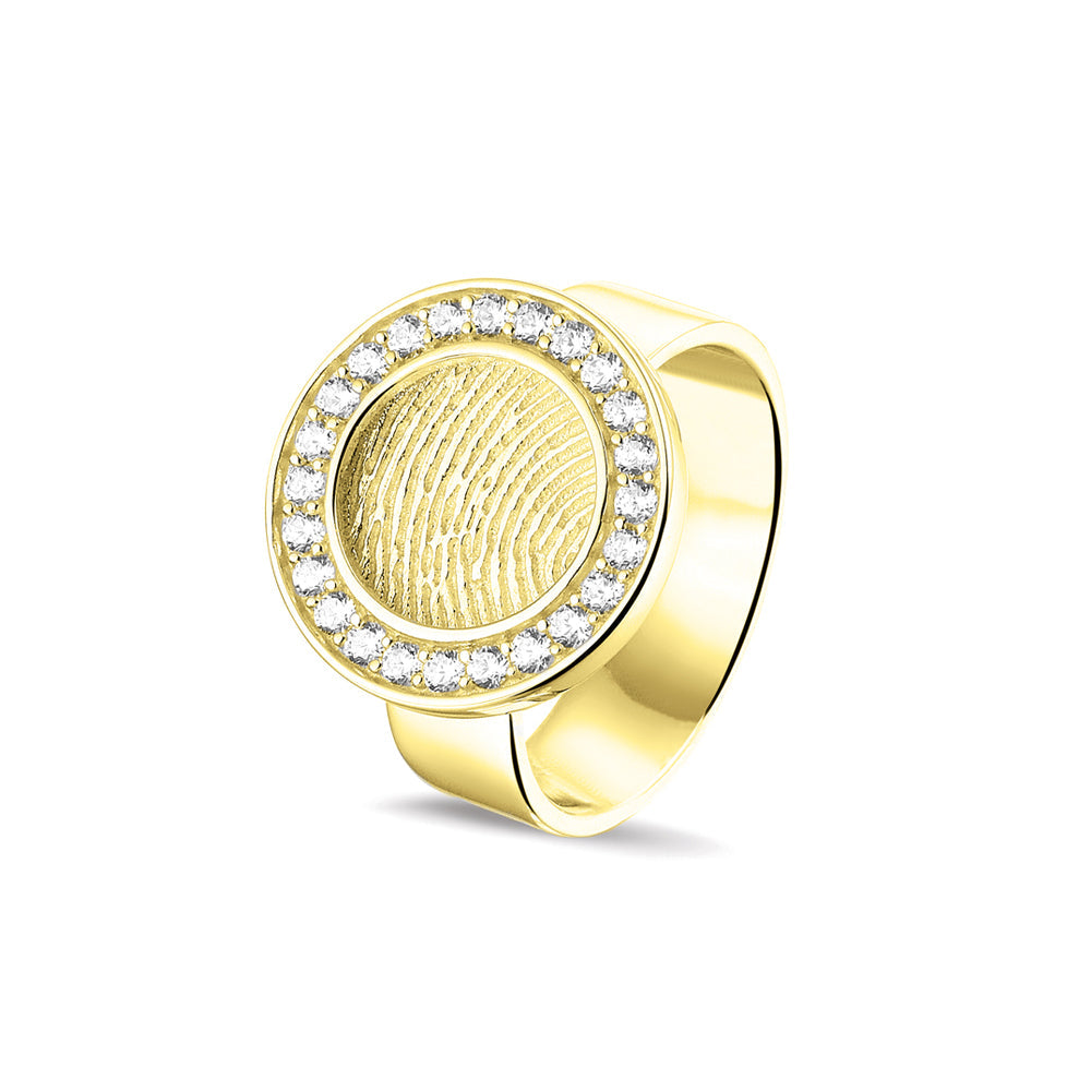Ring 6 mm breed met een rond vlak aan de bovenzijde voorzien van een vingerafdruk