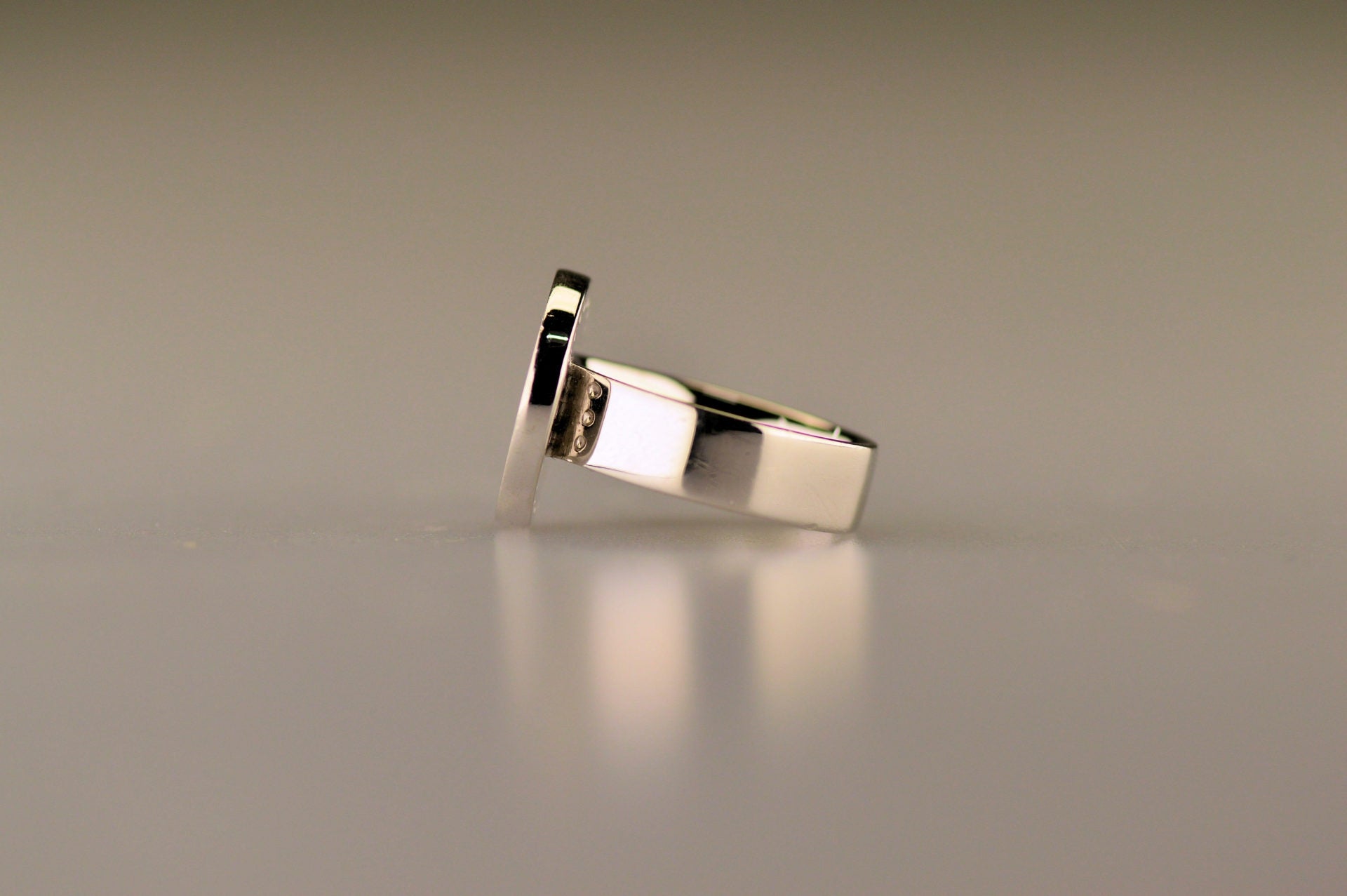 Ring 6 mm breed met een rond vlak aan de bovenzijde voorzien van een vingerafdruk