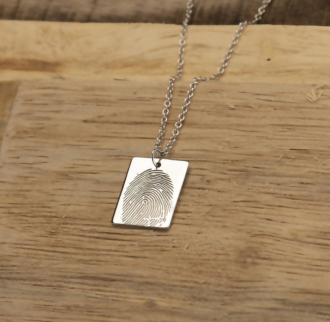 Hanger voorzien van een gravure uit collectie gedenksieraden. Alle