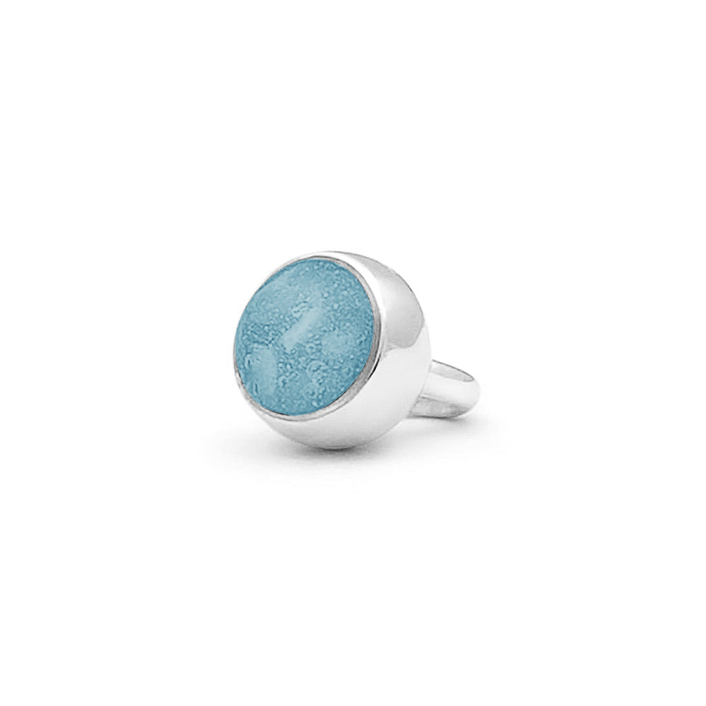 Subtiele charm als gedenksieraad gevuld met as, haar of moedermelk. Baby