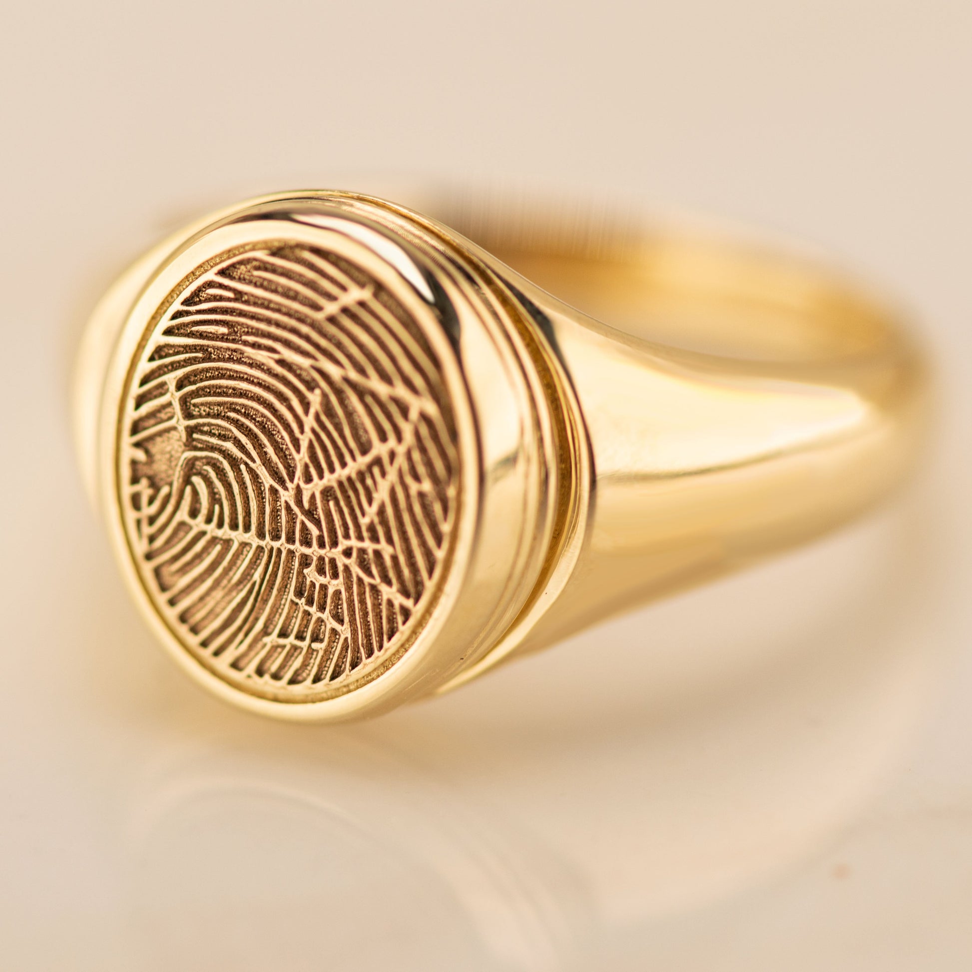 Zegelring met een ovaal vlak aan de voorzijde voorzien van een vingerafdruk 