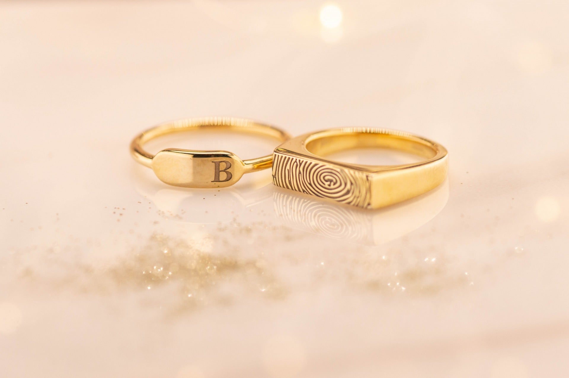 Ring 2 mm voorzien van een vingerafdruk  in zilver, 14 en 18 KT geelgoud, roségoud en witgoud. 