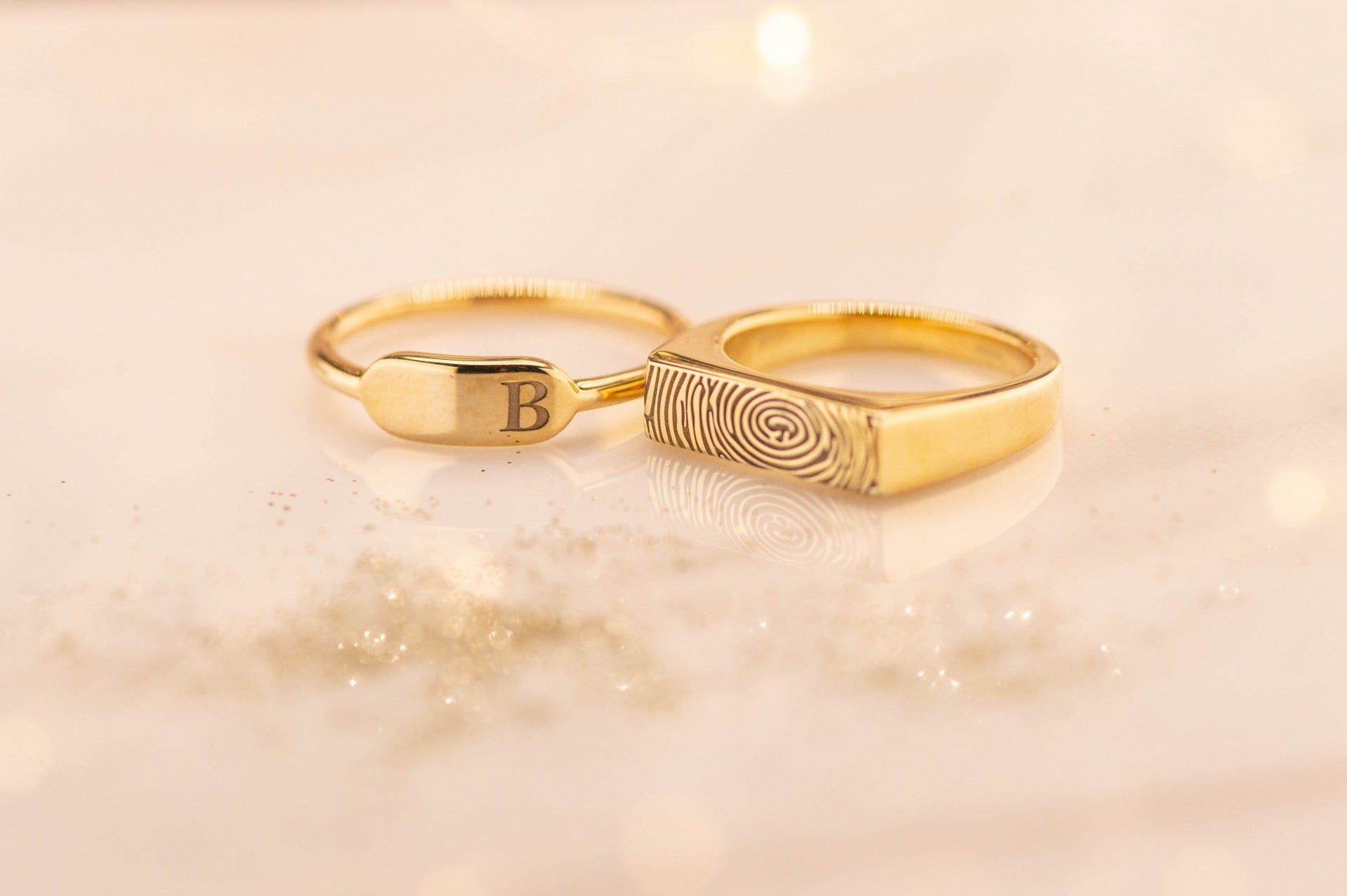 Ring 5mm met een rechthoekig strak vlak aan de bovenzijde voorzien van een vingerafdruk .alle