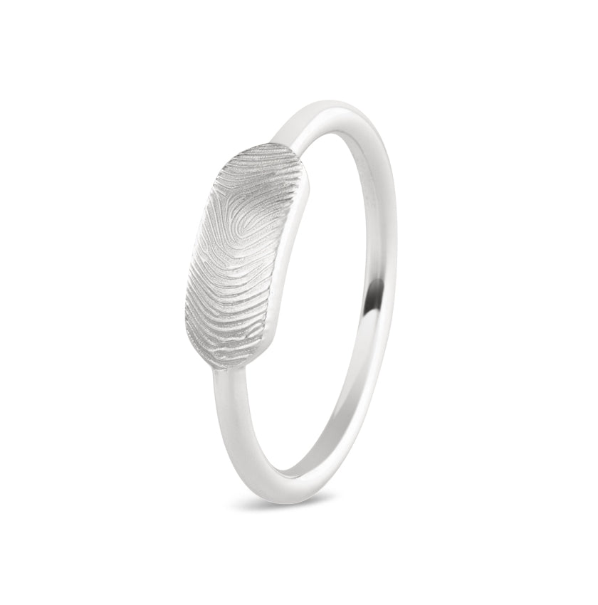 Ring 2 mm voorzien van een vingerafdruk  in zilver, 14 en 18 KT geelgoud, roségoud en witgoud. 