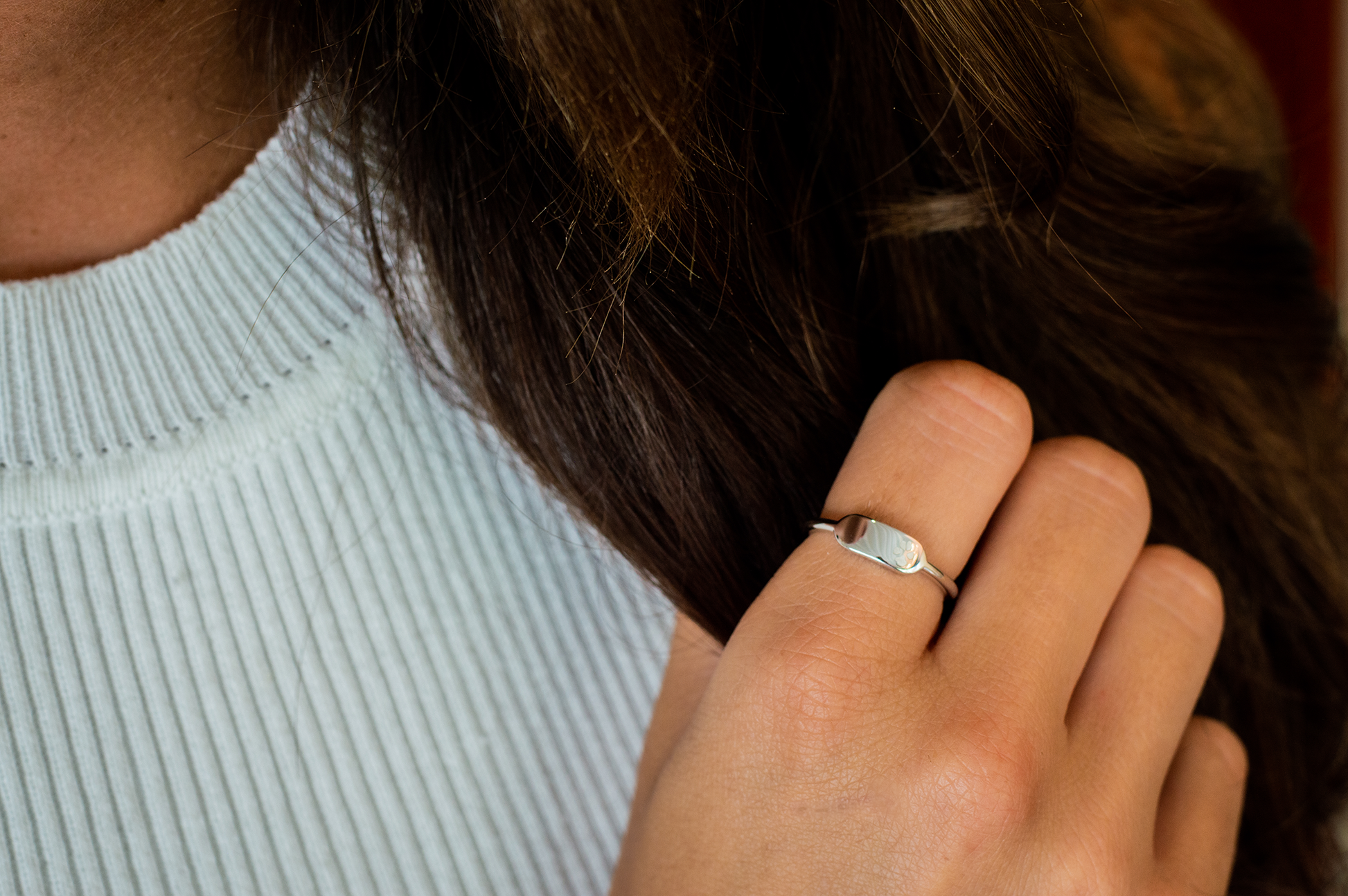 Ring 2 mm voorzien van een vingerafdruk  in zilver, 14 en 18 KT geelgoud, roségoud en witgoud. 